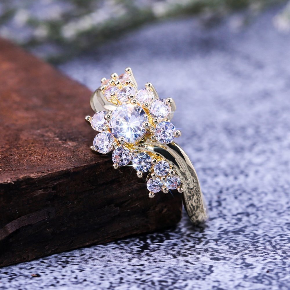 💝 Charming Round Clear Zircon Twisted Lines Flower Gold Ring for Women, VIP451